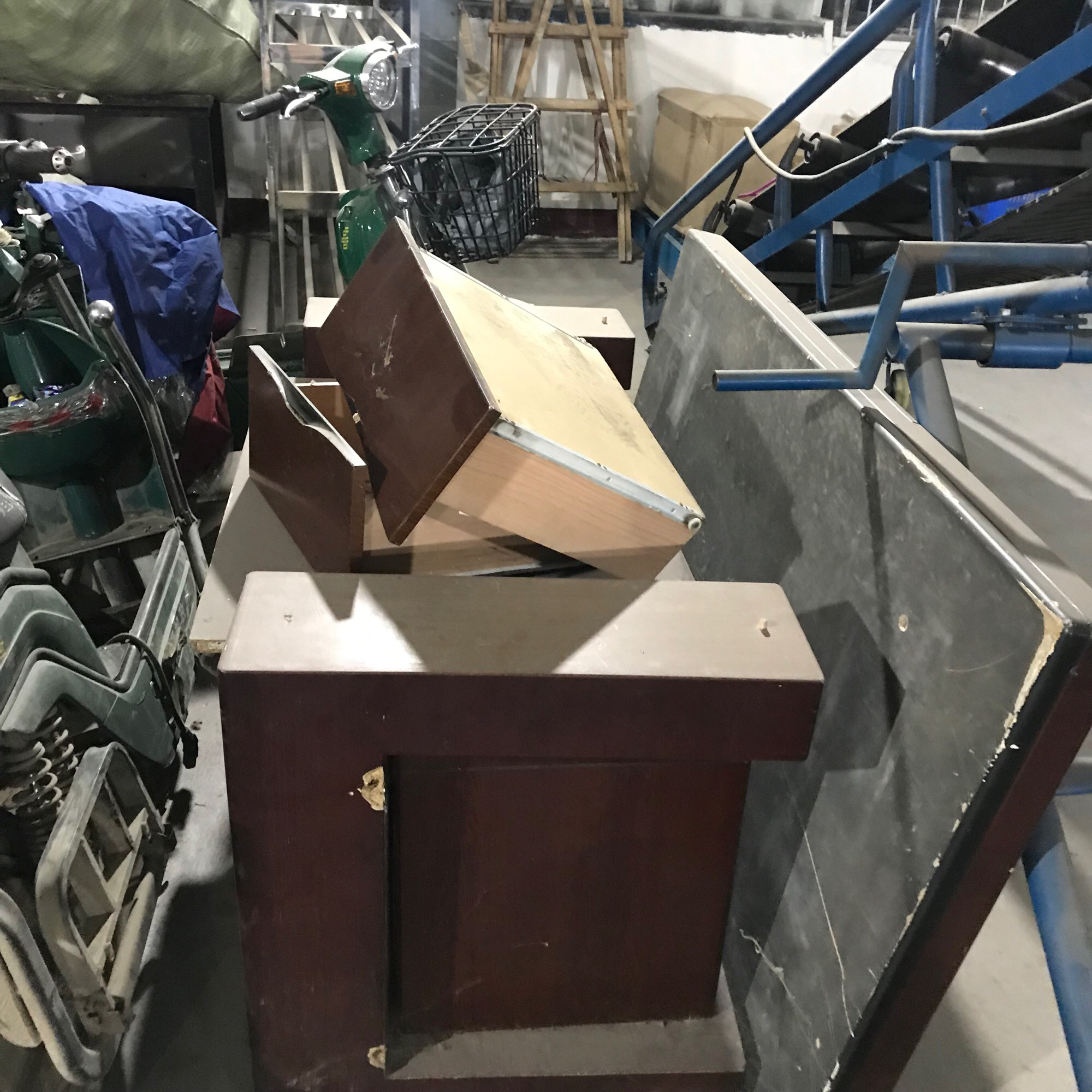 <strong>雙軸辦公桌撕碎機(jī)：高效處理廢棄辦公家具的環(huán)保利器</strong>